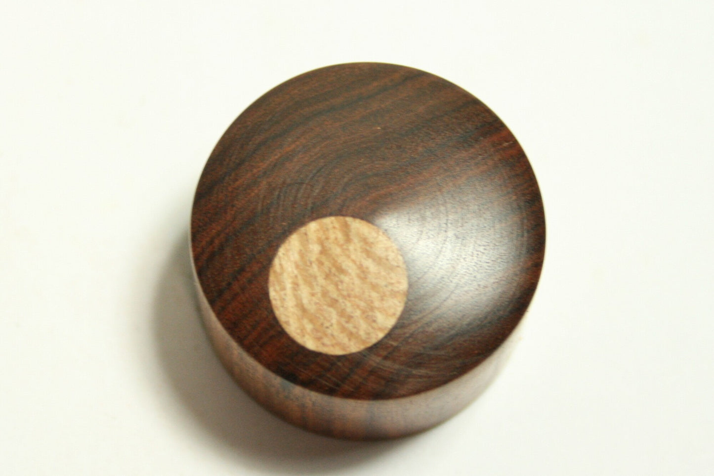 Guitar Knob: Rosewood with Large Sycamore Cap (15/16 dia x 11/16 height)
