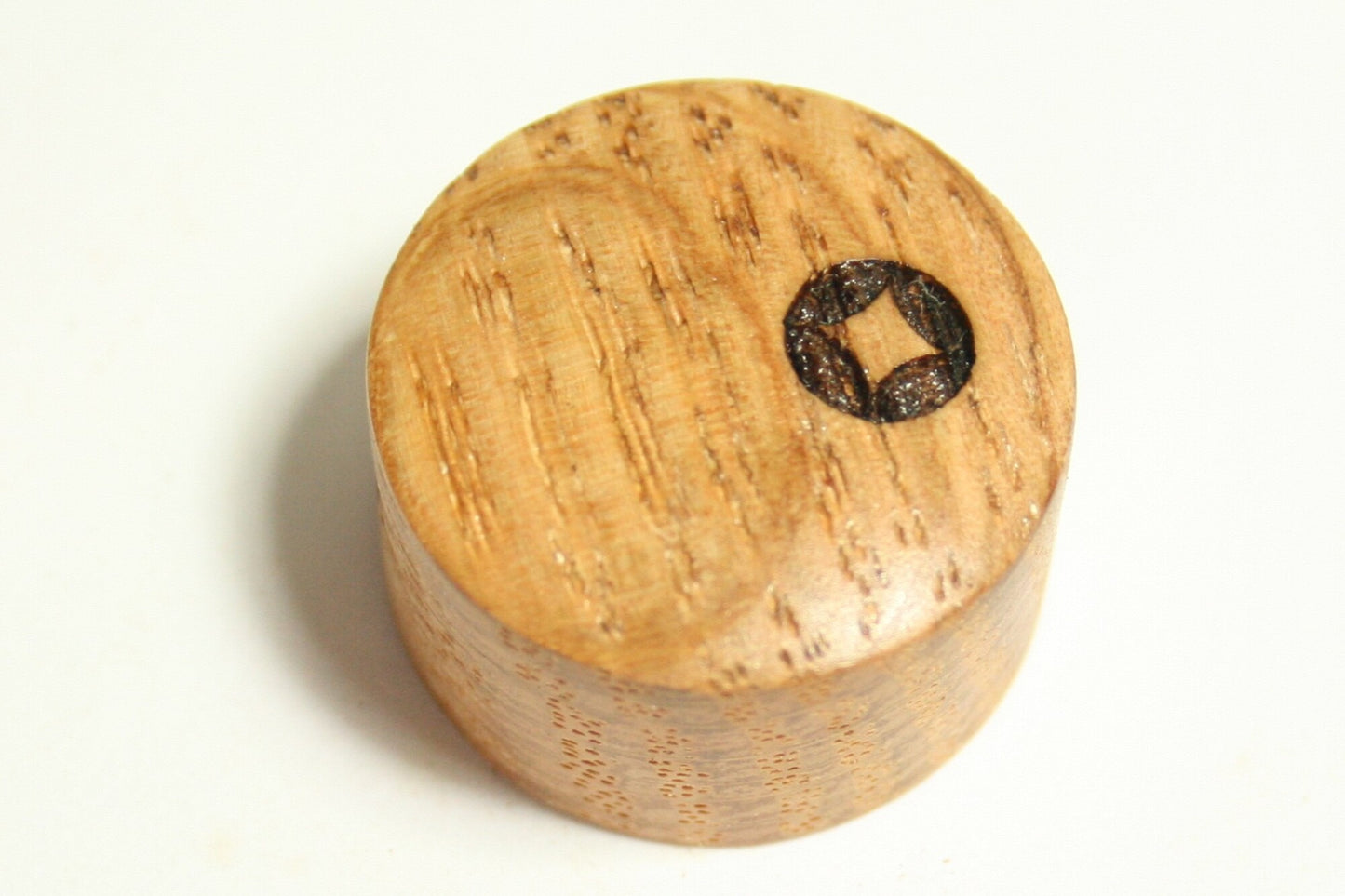 Guitar Knob: Quartersawn Oak with Laser Etched Dot (15/16 dia x 5/8 height)